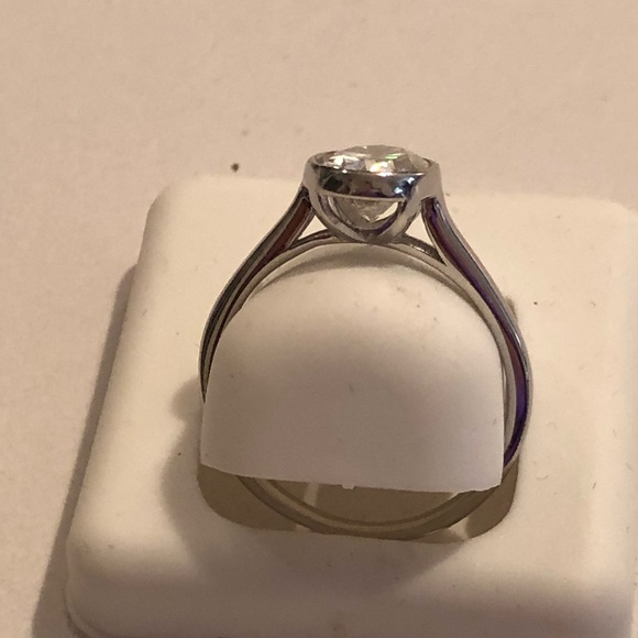 Moissanite ring in Sterling silver 2 ct size 10 - Picture 3 of 4